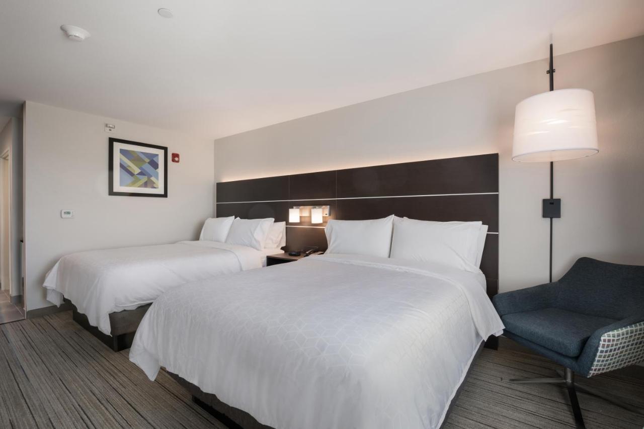Express & Chicago - By Ihg