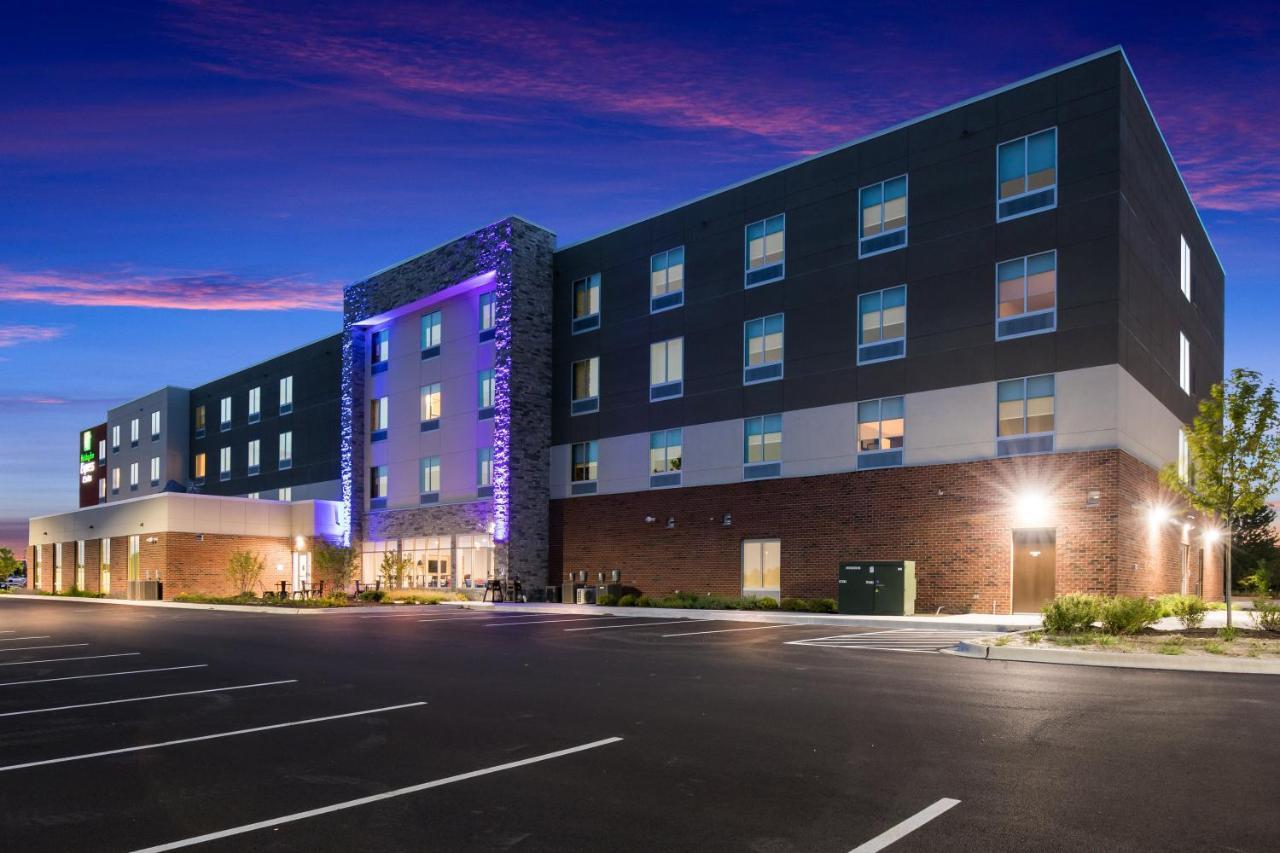 Express & Chicago - By Ihg Hotel