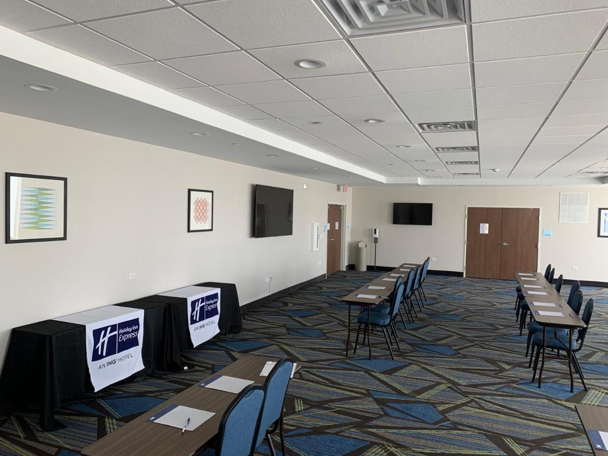 Express & Chicago - By Ihg Hoffman Estates